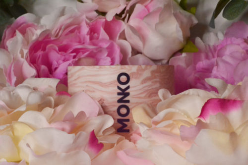 Petite bougie 120g de la marque Monko au milieu de pivoine