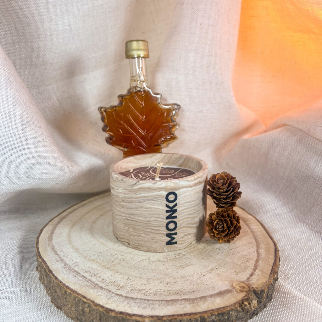 Bougie 120g au parfum de sirop d'érable sur un rondin de bois