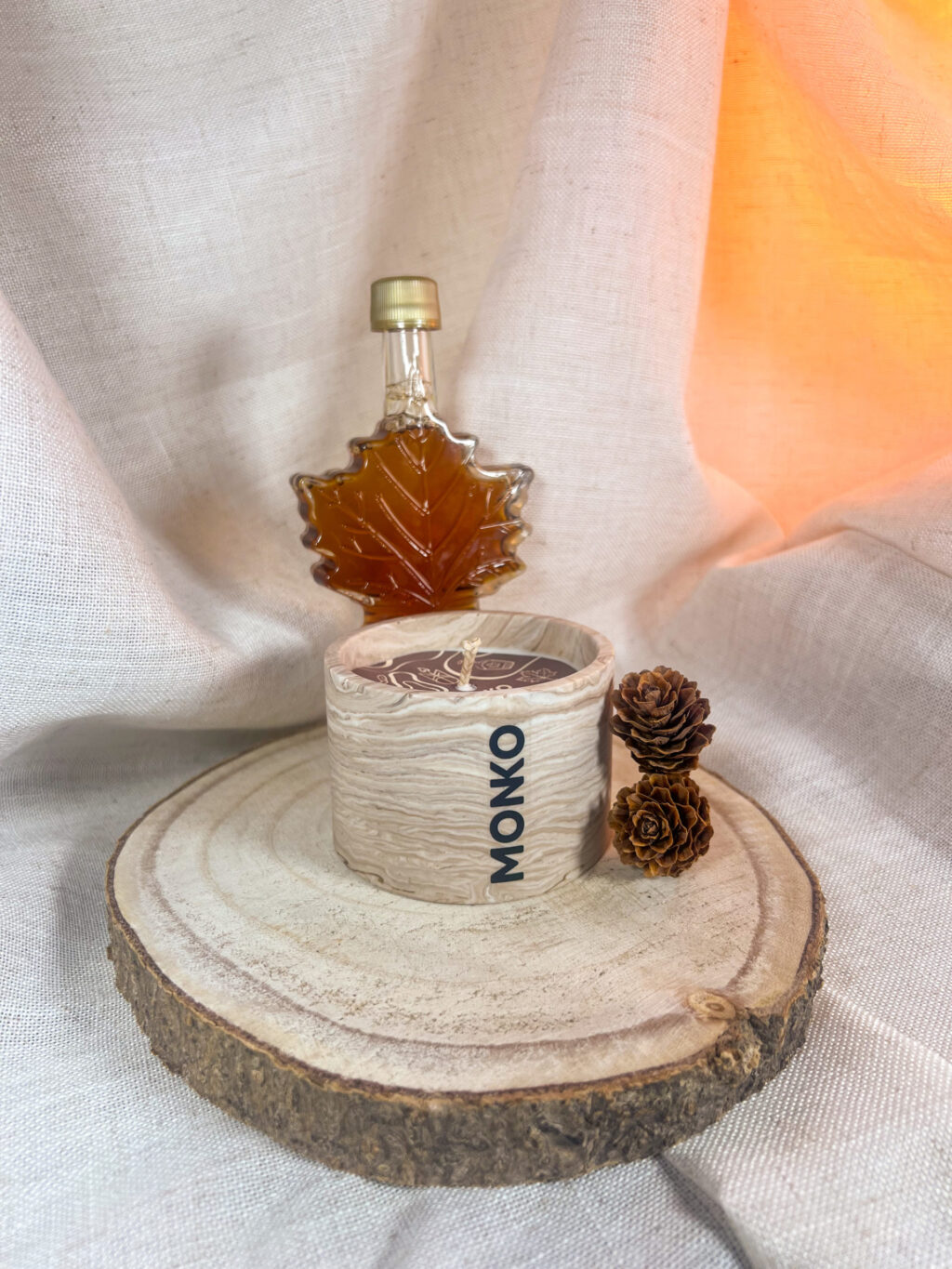 Bougie 120g au parfum de sirop d'érable sur un rondin de bois