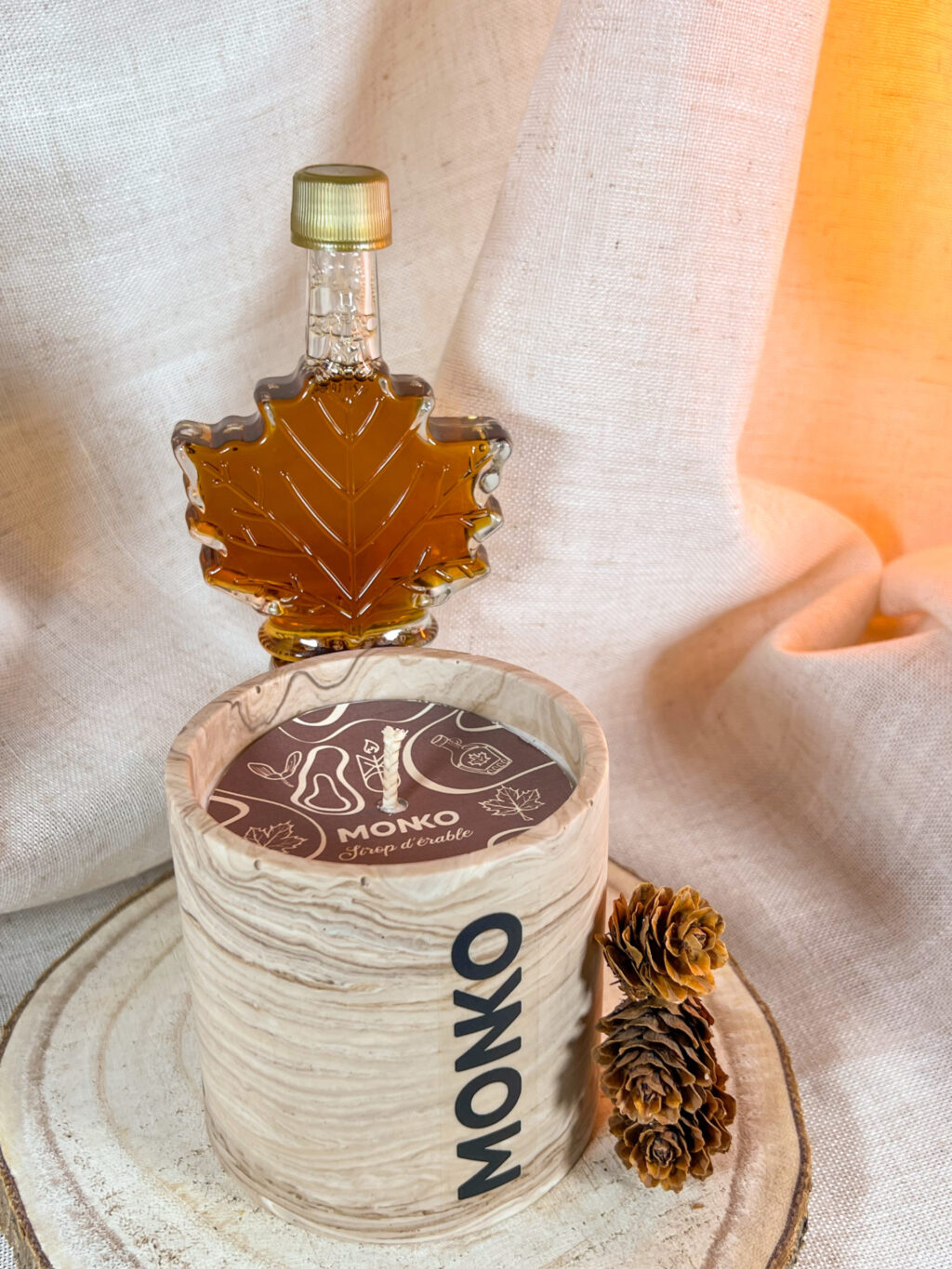 Bougie 300g parfum sirop d'érable en rapproché qui laisse entrevoir la pastille de l'odeur de la bougie