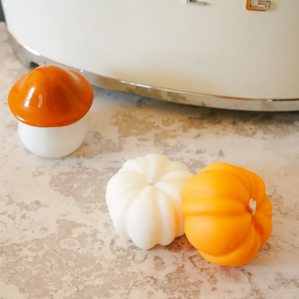 Mini bougies citrouilles Monko orange et blanche